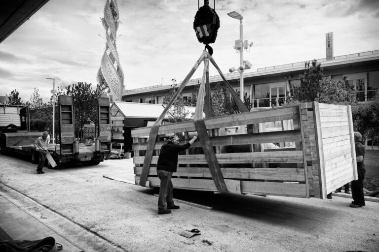 Lallestimento della Grande Madre allExpo 2015 16 Con un ritardo di 73 anni, la Grande Madre di Fausto Melotti arriva all’Expo. Ecco la photogallery dell’allestimento della colossale scultura