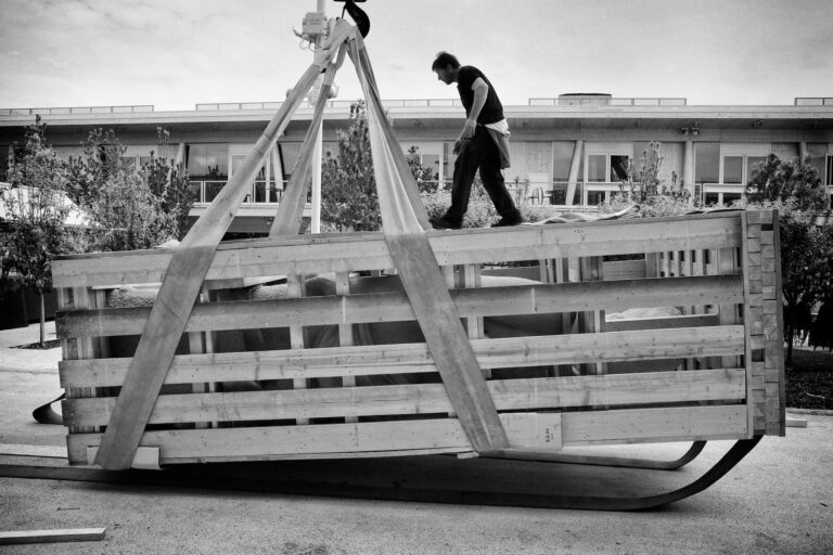 Lallestimento della Grande Madre allExpo 2015 3 Con un ritardo di 73 anni, la Grande Madre di Fausto Melotti arriva all’Expo. Ecco la photogallery dell’allestimento della colossale scultura