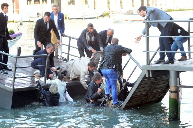 Lincidente alla Fondazione Prada foto La Nuova Venezia Venezia Updates: opening superlusso alla Fondazione Prada. Ma una dozzina di vip finisce nel canale. Ecco le immagini