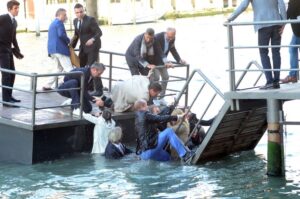 Venezia Updates: opening superlusso alla Fondazione Prada. Ma una dozzina di vip finisce nel canale. Ecco le immagini