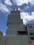 Linstallazione di Chris Burden sulla facciata e sul tetto del New Museum di New York Se ne va a 69 anni Chris Burden. Il celebre artista concettuale è morto dopo una lunga malattia nella sua casa in California