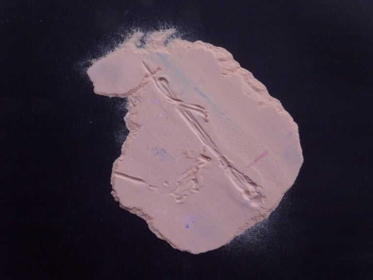 Maria Giovanna Drago, Untitled pink pigment sketch n° 7, 2015 - pigmento rosa, blu oltremare scuro, dimensione variabile