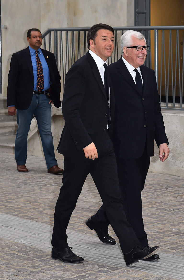 Matteo Renzi e Patrizio Bertelli alla Fondazione Prada foto Stefania DAlessandro Getty Images per Fondazione Prada La festa del secolo a Milano. Da Jeff Koons a Nicholas Serota, da Damien Hirst a Glenn D. Lowry, con il tocco ufficiale di Matteo Renzi: ecco chiccera al party per la Fondazione Prada