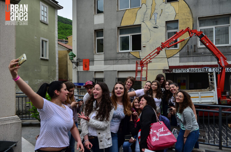 Street art a scuola. Mr. Klevra dipinge la facciata dell’Istituto Confalonieri di Campagna. Un’immagine sacra, in memoria di uomini che conobbero il sacrificio