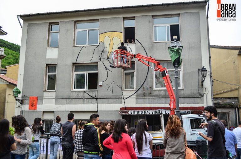 Street art a scuola. Mr. Klevra dipinge la facciata dell’Istituto Confalonieri di Campagna. Un’immagine sacra, in memoria di uomini che conobbero il sacrificio
