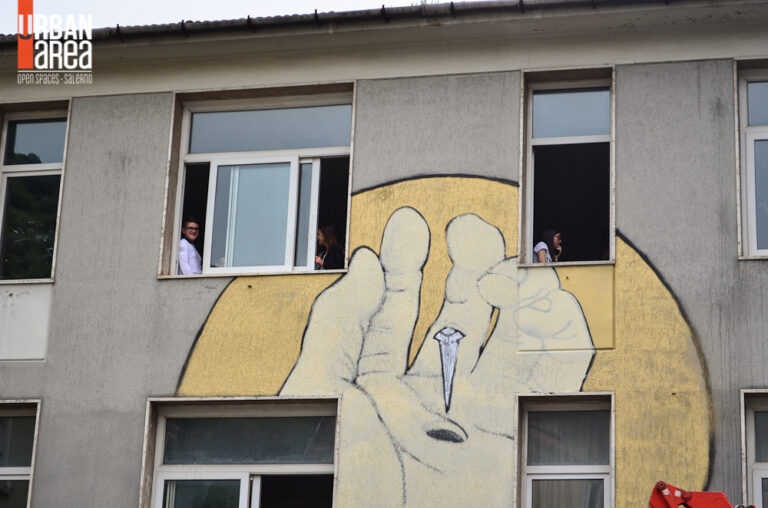 Street art a scuola. Mr. Klevra dipinge la facciata dell’Istituto Confalonieri di Campagna. Un’immagine sacra, in memoria di uomini che conobbero il sacrificio