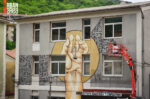Street art a scuola. Mr. Klevra dipinge la facciata dell’Istituto Confalonieri di Campagna. Un’immagine sacra, in memoria di uomini che conobbero il sacrificio