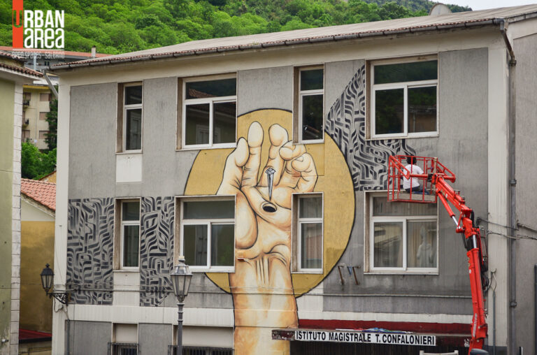 Street art a scuola. Mr. Klevra dipinge la facciata dell’Istituto Confalonieri di Campagna. Un’immagine sacra, in memoria di uomini che conobbero il sacrificio