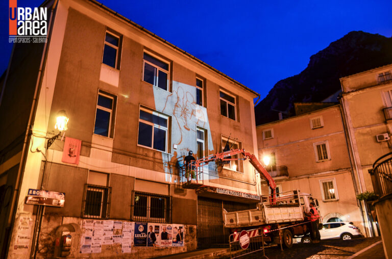 Street art a scuola. Mr. Klevra dipinge la facciata dell’Istituto Confalonieri di Campagna. Un’immagine sacra, in memoria di uomini che conobbero il sacrificio