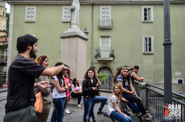 Street art a scuola. Mr. Klevra dipinge la facciata dell’Istituto Confalonieri di Campagna. Un’immagine sacra, in memoria di uomini che conobbero il sacrificio