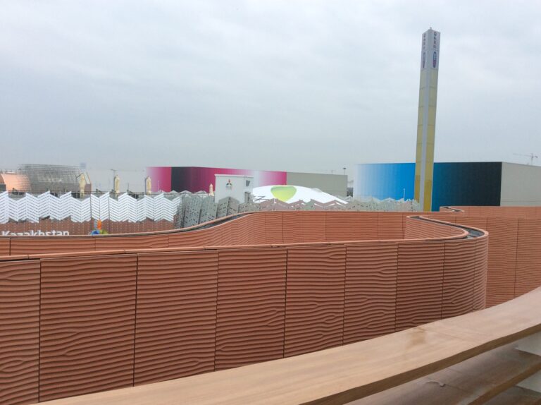 Padiglione Emirati Expo Milano 2015 Expo updates: padiglioni a regola d'arte. Arthur Casas per il Brasile guarda a Tomas Saraceno, Norman Foster per gli Emirati Arabi strizza l'occhio a Richard Serra