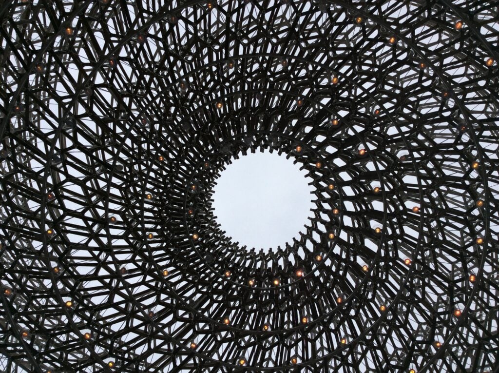 Expo updates: l’alveare di alluminio di Wolfgang Buttress “musicato” dai Sigur Rós e “nutrito” da Mosimann’s. Immagini e video del Padiglione Gran Bretagna