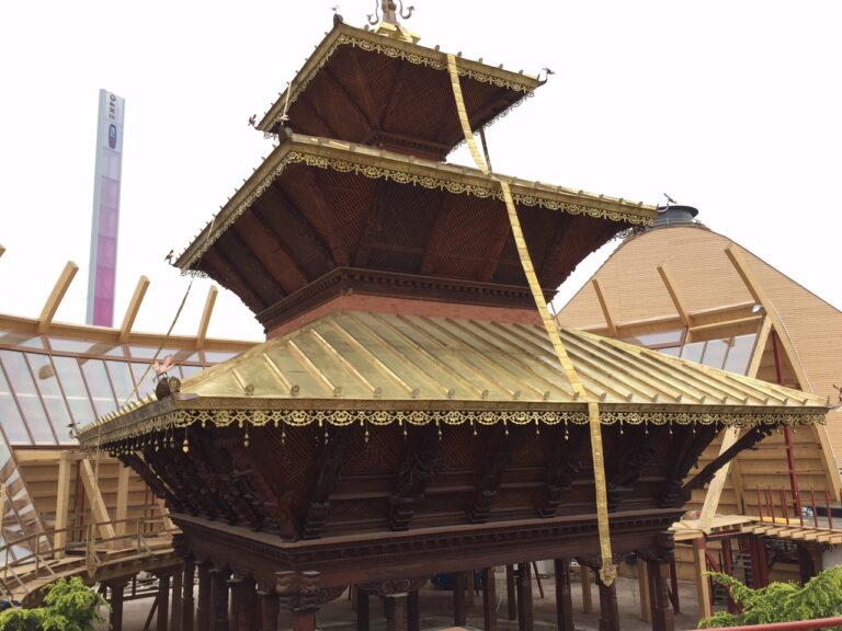 Padiglione Nepal Expo Milano 2015 Expo updates: terremoto in Nepal, la catastrofe non blocca il padiglione. Ecco gli artigiani al lavoro per completare al meglio le decorazioni lignee