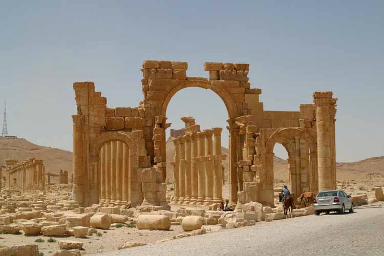 Prosegue indisturbata la crociata dell’ISIS contro le antiche vestigia di Palmira. Dopo il tempio di Baal Shamin, distrutto il monumentale Arco di Trionfo