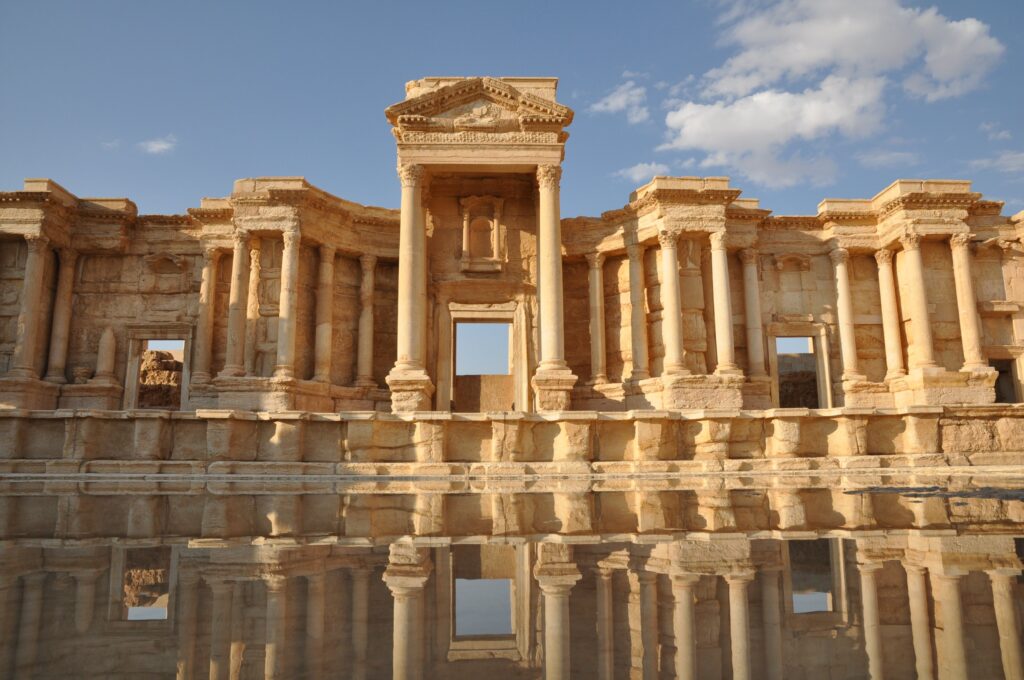 Art Digest: due tonnellate d’oro a Palmyra? Dismaland diventerà un CIE in Francia. Vandalizzare Kapoor, il nuovo sport nazionale