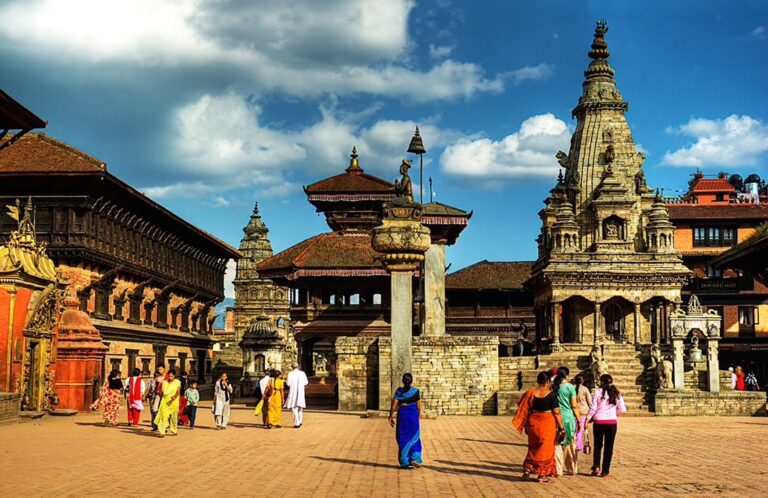 Panoramica della Bhaktapur Durbar con il Vatsala Durga Temple in primo piano (Bhaktapur) - prima