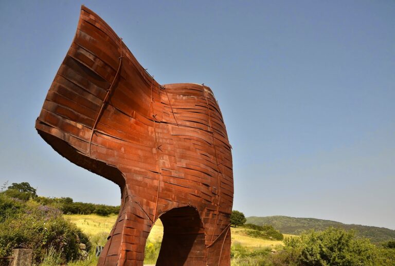 Paolo Schiavocampo Una curva gettata alle spalle del tempo 1988 Fiumara dArte Fiumara d’Arte, parte il restauro. Due milioni per il parco di scultura di Antonio Presti. Dopo denunce e indifferenza, la svolta della Regione Siciliana