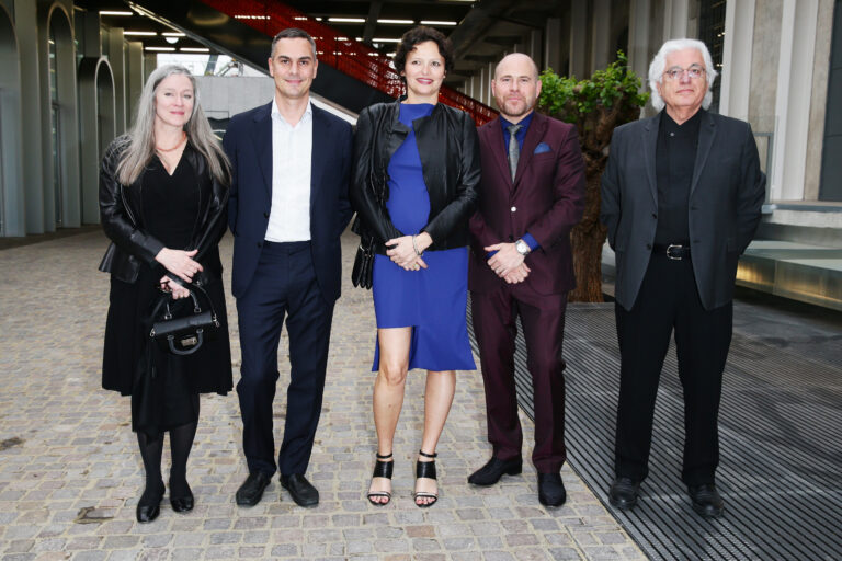 Paris Murray Massimiliano Gioni Cecilia Alemani Marc Spiegler e Germano Celant alla Fondazione Prada foto Vittorio Zunino Celotto Getty Images per Fondazione Prada La festa del secolo a Milano. Da Jeff Koons a Nicholas Serota, da Damien Hirst a Glenn D. Lowry, con il tocco ufficiale di Matteo Renzi: ecco chiccera al party per la Fondazione Prada