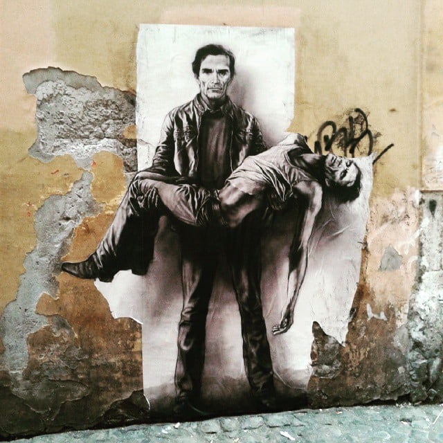 La Pietà secondo Pier Paolo Pasolini. L’opera di street art, moltiplicata per Roma, appartiene al grande artista francese Pignon. Ed è già vandalizzata