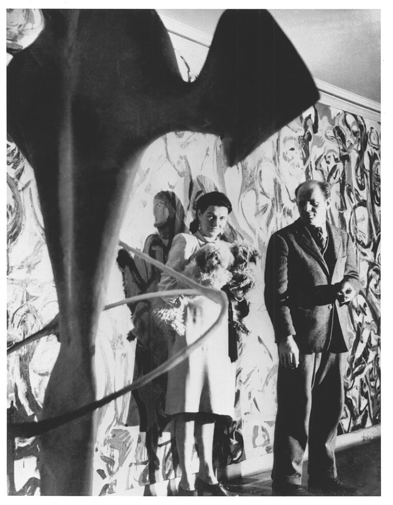 Peggy Guggenheim e Jackson Pollock davanti al Murale, 1943. © Foto George Kargar