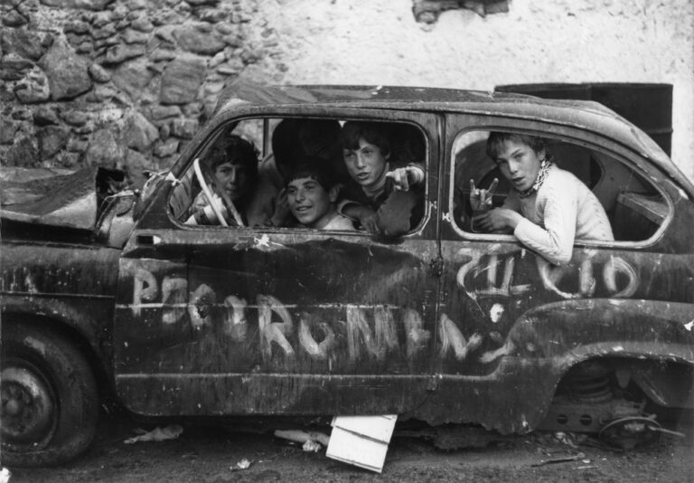 Sergio Romagnoli, Kids in a wrecked car, Lipari, anno sconosciuto - © Doriana Romagnoli