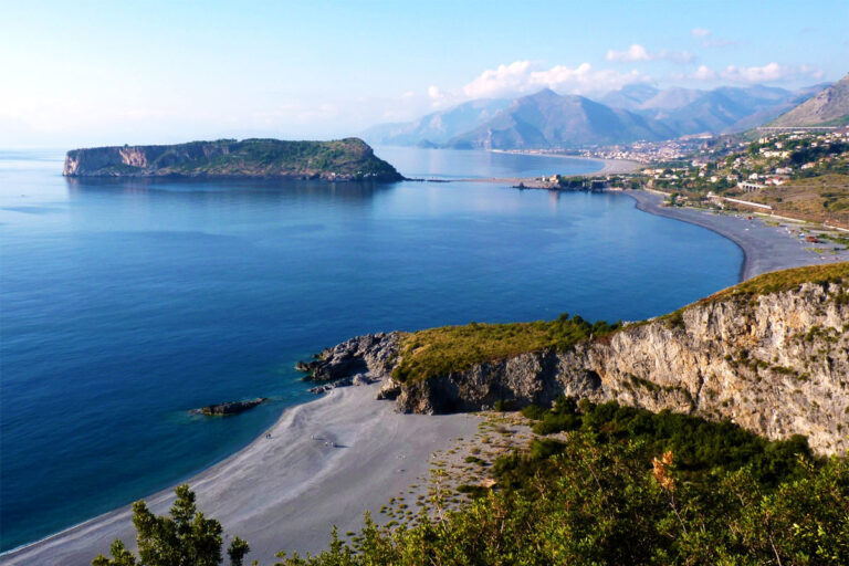 Spiaggia di Praia a Mare Cosenza, ad Aieta è tempo di FRAC. A luglio nuovo festival di arti elettroniche e ricerca contemporanea. Line up colta e internazionale