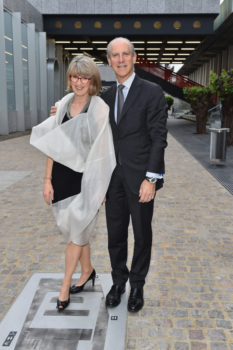 Susan Lowry and Glenn D. Lowry alla Fondazione Prada foto Stefania DAlessandro Getty Images per Fondazione Prada La festa del secolo a Milano. Da Jeff Koons a Nicholas Serota, da Damien Hirst a Glenn D. Lowry, con il tocco ufficiale di Matteo Renzi: ecco chiccera al party per la Fondazione Prada