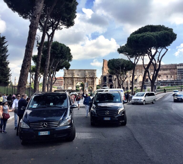 Uber Tour Uber per i monumenti. Il Tribunale blocca Uber Pop ma in tutta risposta la app californiana lancia Uber Tour a Roma. Ecco di cosa si tratta