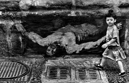 Un intervento di Ernest Pignon Ernest a Napoli 3 La Pietà secondo Pier Paolo Pasolini. L’opera di street art, moltiplicata per Roma, appartiene al grande artista francese Pignon. Ed è già vandalizzata