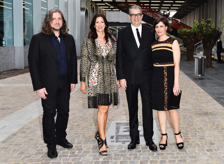 Wade Guyton Lauren Taschen Gio Marconi alla Fondazione Prada foto Stefania DAlessandro Getty Images per Fondazione Prada La festa del secolo a Milano. Da Jeff Koons a Nicholas Serota, da Damien Hirst a Glenn D. Lowry, con il tocco ufficiale di Matteo Renzi: ecco chiccera al party per la Fondazione Prada