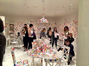 New York Updates: a Chelsea tutti a giocare con Yayoi Kusama. Nel Lower East inaugura la nuova Feuer/Mesler gallery. Inizia la settimana di Frieze