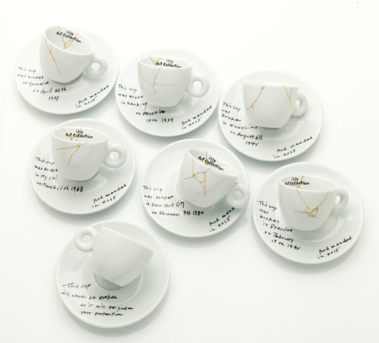 Yoko Ono Mended Cups illy Art Collection 2015 1 Le tazzine rotte (e riparate con l'oro) di Yoko Ono. Ecco le immagini della nuova illy Art Collection presentata in occasione della mostra dell'artista giapponese al MoMA
