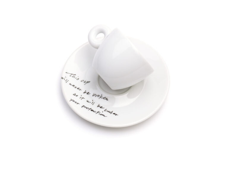 Yoko Ono Mended Cups illy Art Collection 2015 3 Le tazzine rotte (e riparate con l'oro) di Yoko Ono. Ecco le immagini della nuova illy Art Collection presentata in occasione della mostra dell'artista giapponese al MoMA