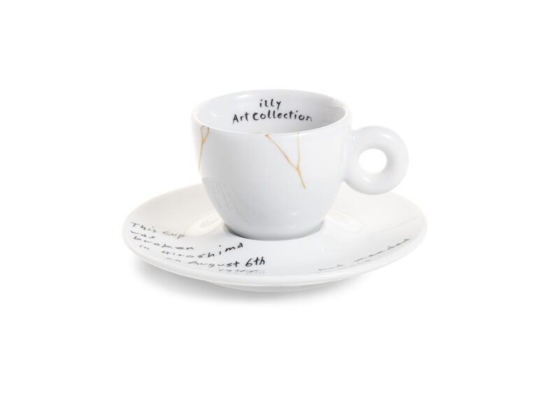 Yoko Ono Mended Cups illy Art Collection 2015 5 Le tazzine rotte (e riparate con l'oro) di Yoko Ono. Ecco le immagini della nuova illy Art Collection presentata in occasione della mostra dell'artista giapponese al MoMA