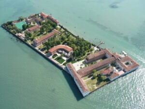 Parlare di critica d’arte nei giorni della Biennale. Accade all’Isola di San Servolo, con il convegno Dicono dell’Arte 2015