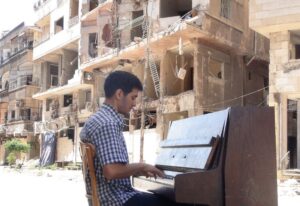 Il pianista in trincea. L’omaggio di Eron a Aeham Ahmad