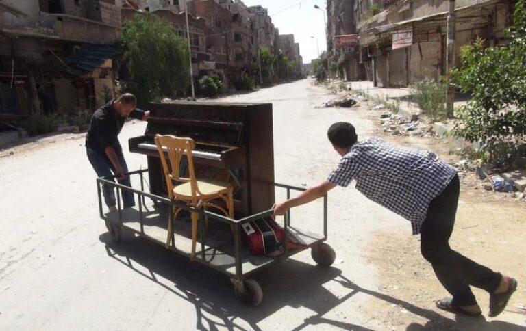 Aeham Ahmad 4 Il pianista in trincea. L’omaggio di Eron a Aeham Ahmad