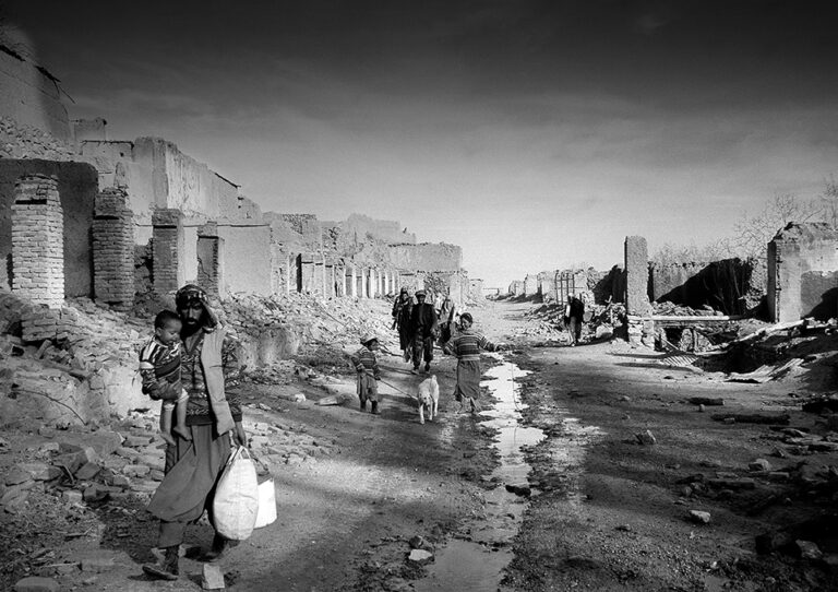 Alfredo Macchi Kabul Afghanistan 2001 daWar Landscapes Paesaggi di guerra Stampa bn su carta fotografica cm 46x70 Ovidio Jacorossi, collezionista e imprenditore. Con Teatri di Guerra parte un ciclo di mostre presso la inARS Art Gallery di Roma