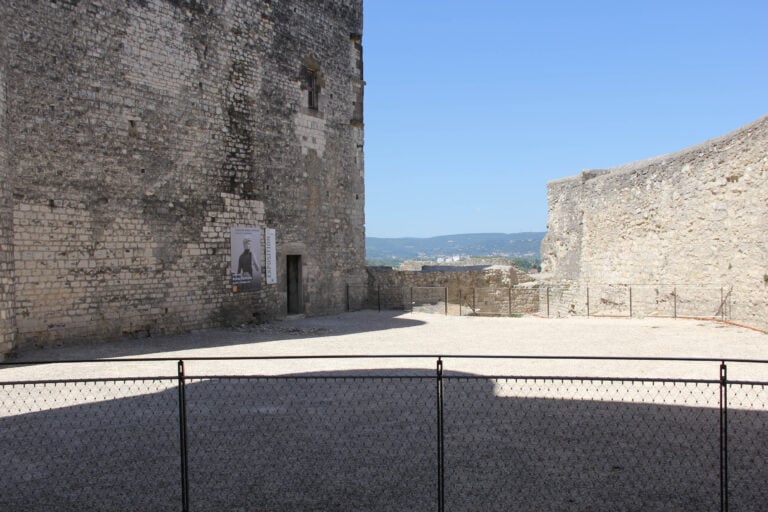 Andrea Mastrovito Nimporte où hors du monde Montelimar 2015 opening Italiani in trasferta. Tre castelli per Andrea Mastrovito, a Montelimar.  Le prime foto di un grande progetto, fra storia, memoria e sentimento tragico