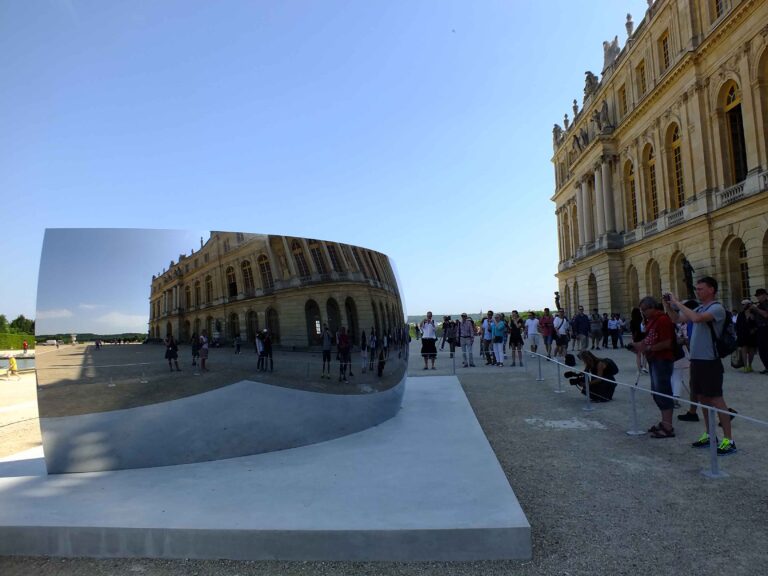 Anish Kapoor Versailles C Curve 2007 Courtesy Kapoor Studio Kamel Mennour e Lisson Gallery 1 © Silvia Neri Anish Kapoor a Versailles, ecco le immagini in anteprima. Sei grandi sculture in dialogo con i giardini del castello sempre più aperto al contemporaneo