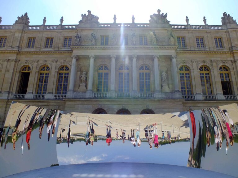 Anish Kapoor Versailles C Curve 2007 Courtesy Kapoor Studio Kamel Mennour e Lisson Gallery 2 © Silvia Neri Anish Kapoor a Versailles, ecco le immagini in anteprima. Sei grandi sculture in dialogo con i giardini del castello sempre più aperto al contemporaneo