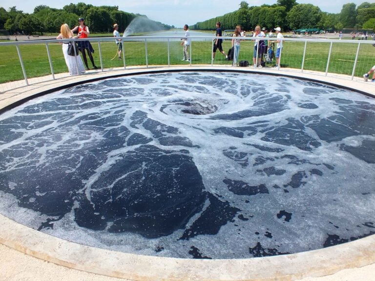 Anish Kapoor Versailles Descension 2014 Courtesy Kapoor Studio e Kamel Mennour 1 © Silvia Neri Anish Kapoor a Versailles, ecco le immagini in anteprima. Sei grandi sculture in dialogo con i giardini del castello sempre più aperto al contemporaneo