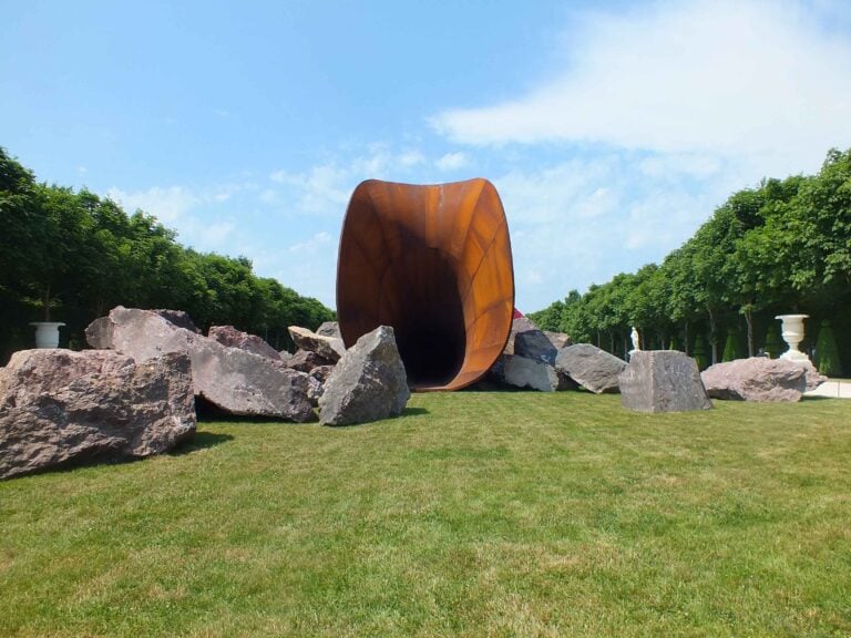 Anish Kapoor Versailles Dirty Corner 2011 2015 Courtesy Lisson Gallery Galleria Massimo Minini Galleria Continua Kamel Mennour e Kapoor Studio © Silvia Neri Anish Kapoor a Versailles, ecco le immagini in anteprima. Sei grandi sculture in dialogo con i giardini del castello sempre più aperto al contemporaneo