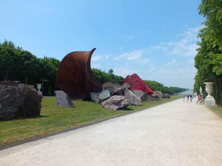 Anish Kapoor Versailles Dirty Corner 2011 2015 Courtesy Lisson Gallery Galleria Massimo Minini Galleria Continua Kamel Mennour e Kapoor Studio 1 © Silvia Neri Anish Kapoor a Versailles, ecco le immagini in anteprima. Sei grandi sculture in dialogo con i giardini del castello sempre più aperto al contemporaneo