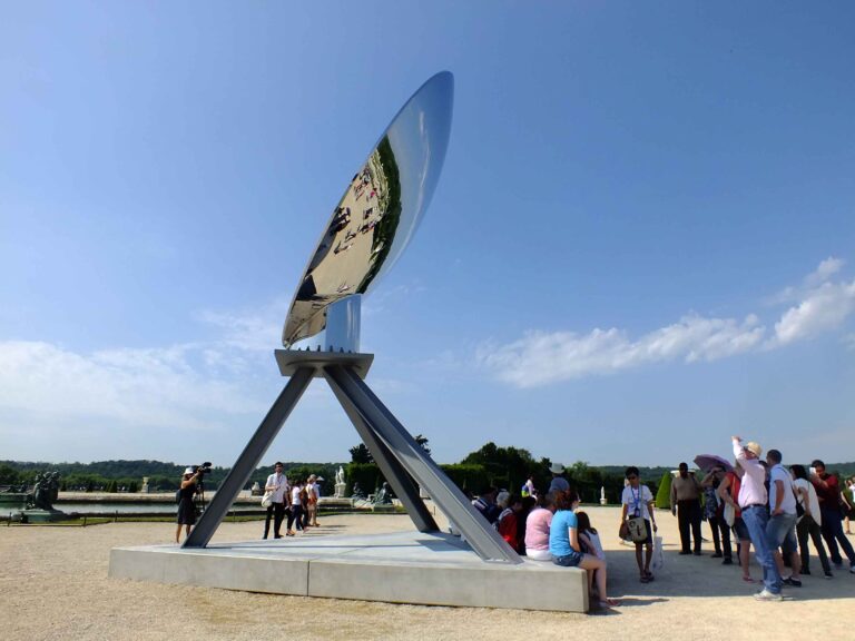 Anish Kapoor Versailles Sky Mirror 2013 Courtesy Kapoor Studio Kamel Mennour e Lisson Gallery Anish Kapoor a Versailles, ecco le immagini in anteprima. Sei grandi sculture in dialogo con i giardini del castello sempre più aperto al contemporaneo