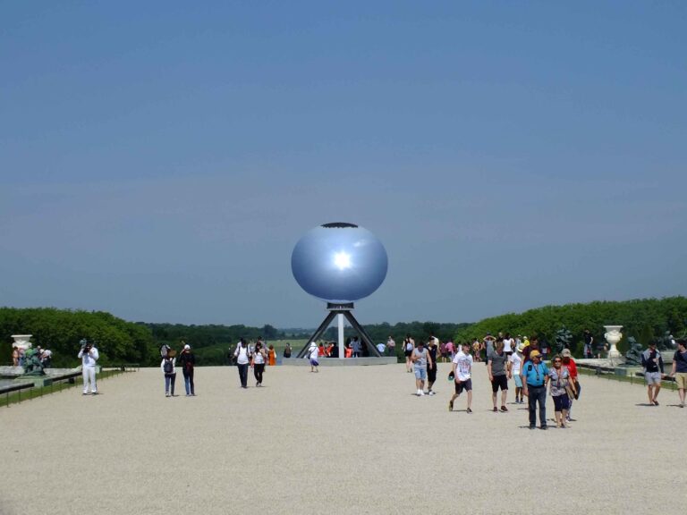 Anish Kapoor Versailles Sky Mirror 2013 Courtesy Kapoor Studio con il sostegno di Kamel Mennour e Lisson Gallery © Silvia Neri Il tempo incerto (e contemporaneo) di Anish Kapoor. Le cinque installazioni per Versailles