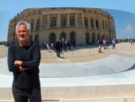 Anish Kapoor davanti a C Curve © Silvia Neri Anish Kapoor a Versailles, ecco le immagini in anteprima. Sei grandi sculture in dialogo con i giardini del castello sempre più aperto al contemporaneo