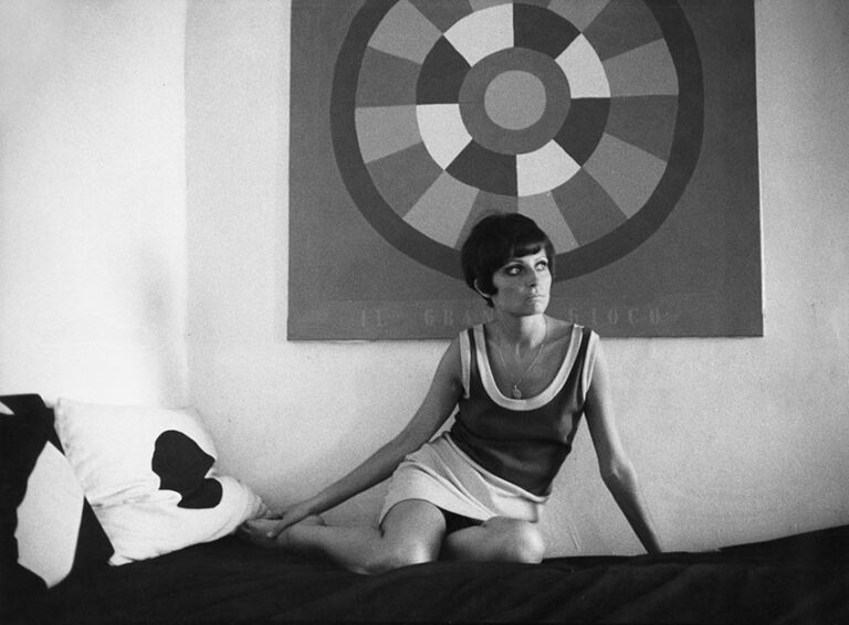 Anna Paparatti nella sua casa di Via del Babuino, nel 1966, posa davanti al suo quadro 'Il grande gioco'. Foto di Alberto Grifi