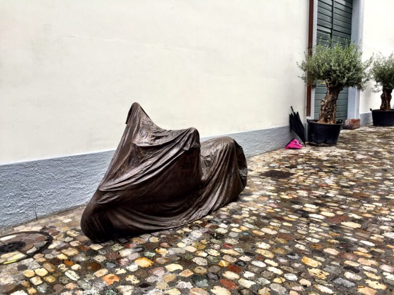 Art Basel 2015 Parcours 10 Basel Updates: a spasso per Basilea con i Parcours d'arte. Dalla ghigliottina di Piero Golia all'uomo arcaico di Ugo Rondinone, ecco le immagini