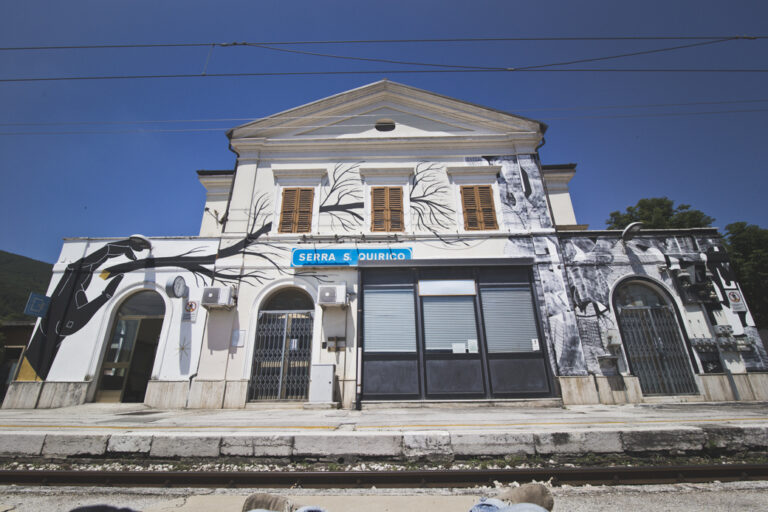 Basik e 2051 stazione di Serra San Quirico foto Francesco Marini 2 Street Art e ferrovia, la novità del festival Pop Up. Da 2501 a Basik, immagini dei murales nelle stazioni marchigiane